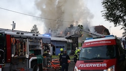 Der Rauch, der über dem Haus in Bad Schallerbach aufstieg, war über Kilometer zu sehen.