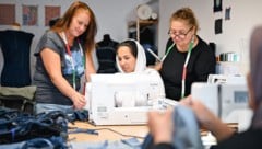 Heidi, Masuma und Judith (v. li.) – Nurcan im Vordergrund – arbeiten an den Stücken. Aus Röcken, ...