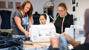 Heidi, Masuma und Judith (v. li.) – Nurcan im Vordergrund – arbeiten an den Stücken. Aus Röcken, ...