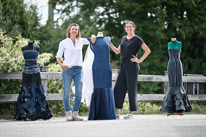 Isabella Boitllehner (li.) und Sozialpädagogin Daniela Schopper mit dem Stück von der Vienna ...