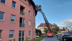 Mit der Drehleiter wurden die Bewohner aus dem Seniorenwohnhaus evakuiert.