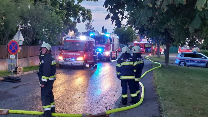 Die Florianis kämpften gegen die Flammen, während sie gleichzeitig die Personen im Haus ...