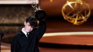 Mit gerade mal 15 Jahren durfte sich „Adolescence“-Star Owen Cooper über einen Emmy als bester ...