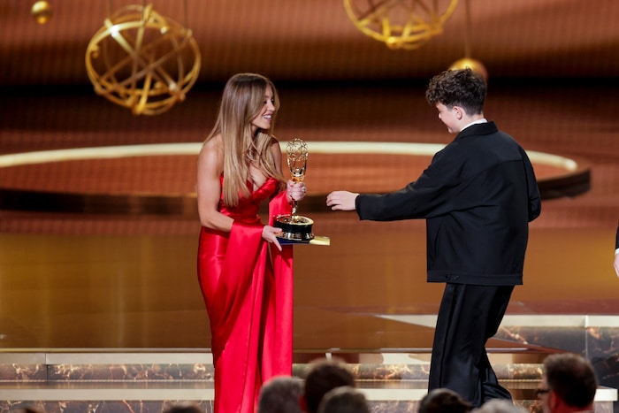 Owen Cooper holte sich seinen Emmy bei Sydney Sweeney ab.