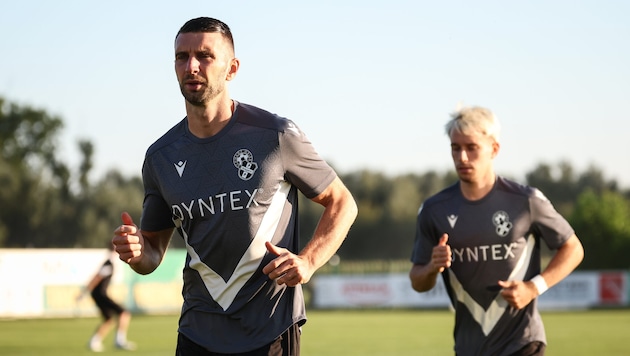 Bregenz-Routinier Stefan Umjenovic (l.) weiß, dass dringend Siege gefragt sind.
