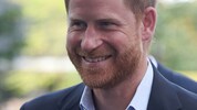Prinz Harry hat sich einen Scherz auf Kosten der Royal Family nicht verkneifen können.