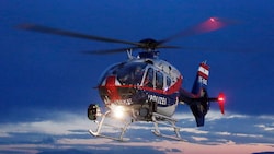 Weil der Einbruch der Dunkelheit bevorstand, startete der Polizeihubschrauber (Symbolbild).
