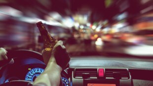Der ÖAMTC warnt vor steigenden Zahlen bei Unfalltoten durch Alkohol und Drogen. 