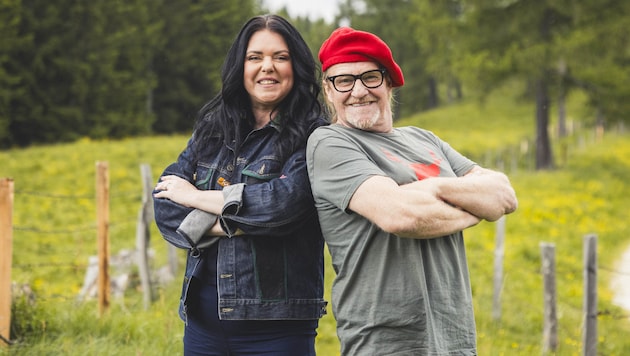 Lagerfeld-Muse und Model Carmen Kreuzer nimmt Künstler Herbert Wallner mit ins Forsthaus.