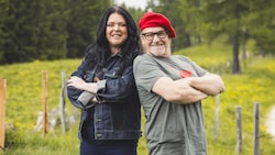 Lagerfeld-Muse und Model Carmen Kreuzer nimmt Künstler Herbert Wallner mit ins Forsthaus.