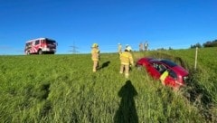 Die Freiwillige Feuerwehr Obertrum zog das Auto aus dem Graben.