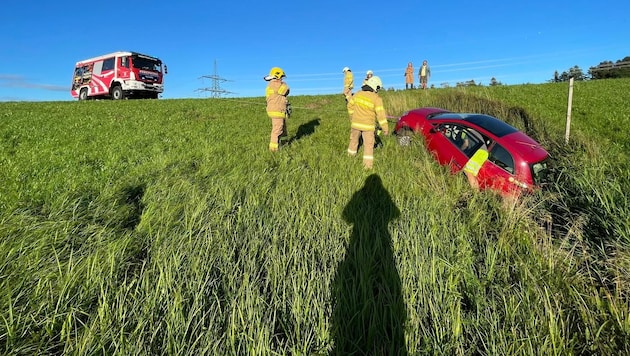 Die Freiwillige Feuerwehr Obertrum zog das Auto aus dem Graben.