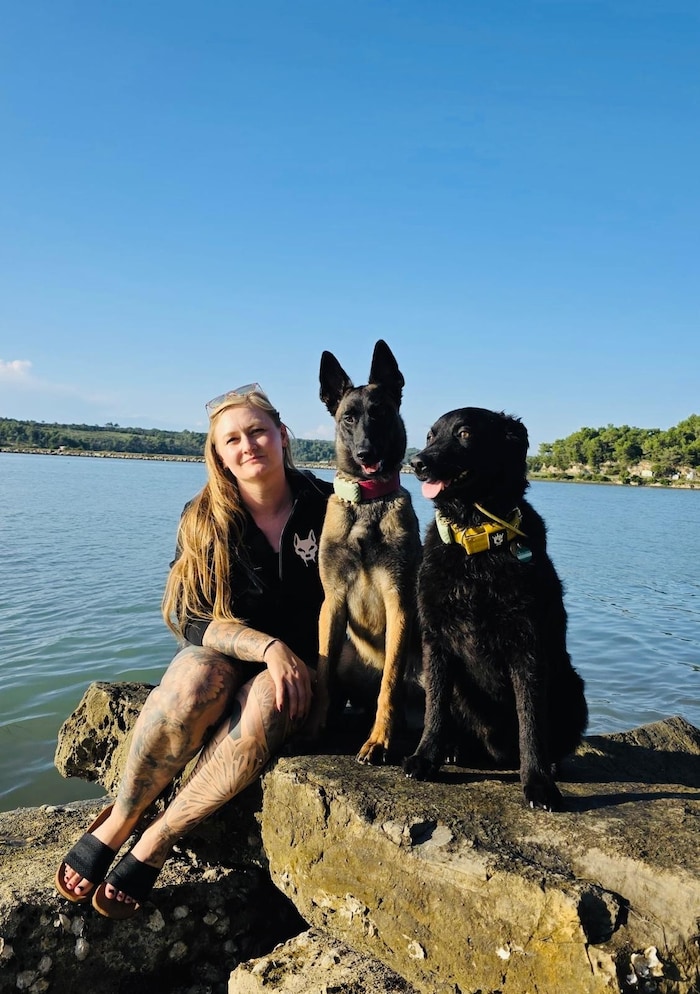 Pflegemama Miriam Legner vom Verein „Teufels Hunde“ bereitet Diana nun auf das Leben in einer ...