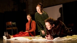 Spielen herausragend: Lilith Häßle als Regine Engstrand, Anja Laïs als Frau Helene Alving und ...