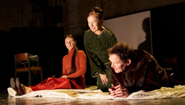 Spielen herausragend: Lilith Häßle als Regine Engstrand, Anja Laïs als Frau Helene Alving und ...