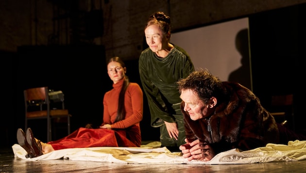 Spielen herausragend: Lilith Häßle als Regine Engstrand, Anja Laïs als Frau Helene Alving und ...