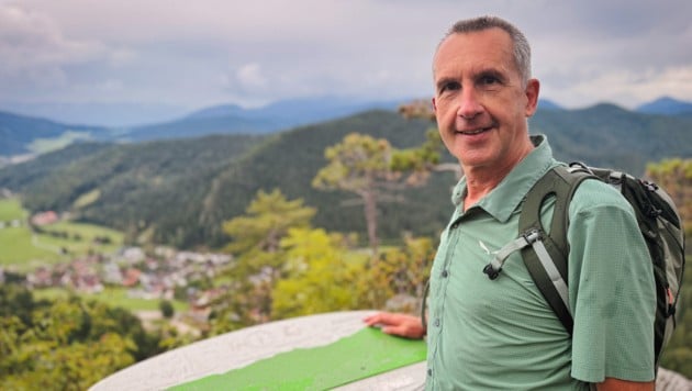 Alpenvereins-Präsident Wolfgang Schnabl beim Ausblick vom 664 Meter hohen Hausstein auf die ...