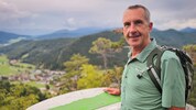 Alpenvereins-Präsident Wolfgang Schnabl beim Ausblick vom 664 Meter hohen Hausstein auf die ...