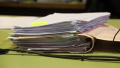 Die Aktenberge sind riesig. Ständig trudeln neue Anzeigen ins Haus (Symbolfoto).