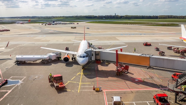 Nach der Landung in Bukarest verhängten die Behörden gegen sieben mutmaßlich Beteiligte ...