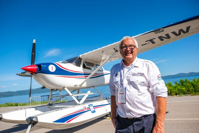 Pilot Wolfgang Löscher mit seiner Cessna 172.