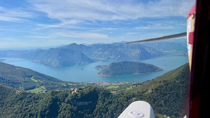 Ausblick auf den malerischen Iseosee mit dem Monte Isola.