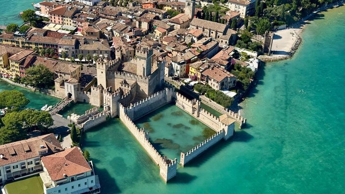 Blick aus dem Cockpit auf das Castello Scaligero bei Sirmione am südlichen Ufer des bekannten ...