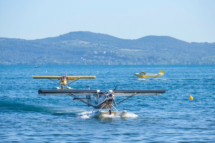 Wasserflugzeuge bei der Landung auf dem Iseosee.