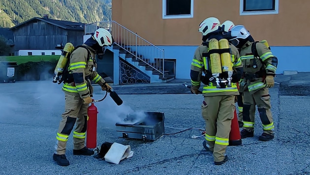 Die Feuerwehr brachte die verhängnisvolle Fritteuse ins Freie.