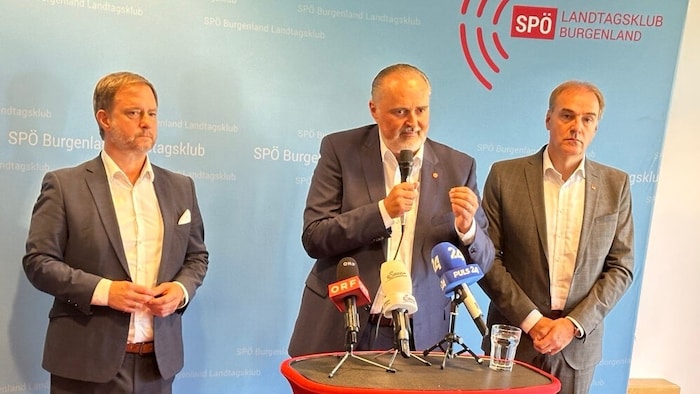 Landeshauptmann Hans Peter Doskozil mit Landesrat Leonhard Schneemann (rechts) und Klubobmann ...