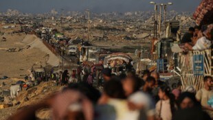 Eine Karawane von Menchen, die aus Gaza-Stadt Richtung Süden flüchten