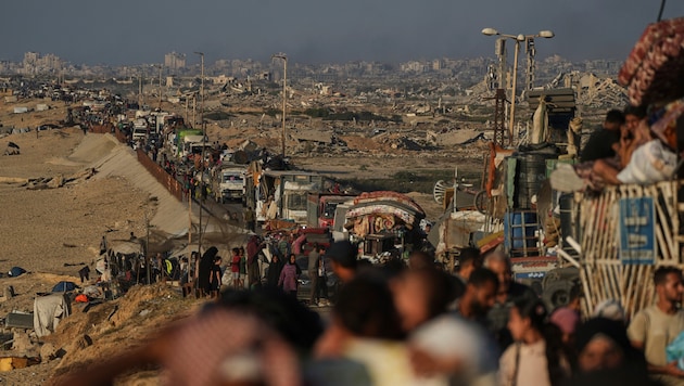Eine Karawane von Menchen, die aus Gaza-Stadt Richtung Süden flüchten