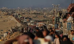 Eine Karawane von Menchen, die aus Gaza-Stadt Richtung Süden flüchten