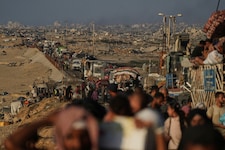 Eine Karawane von Menchen, die aus Gaza-Stadt Richtung Süden flüchten