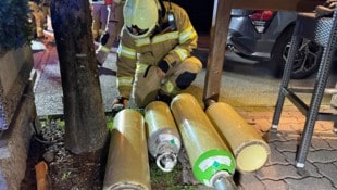 Die Feuerwehr kontrollierte die Gasflaschen und konnte schließlich Entwarnung geben. 