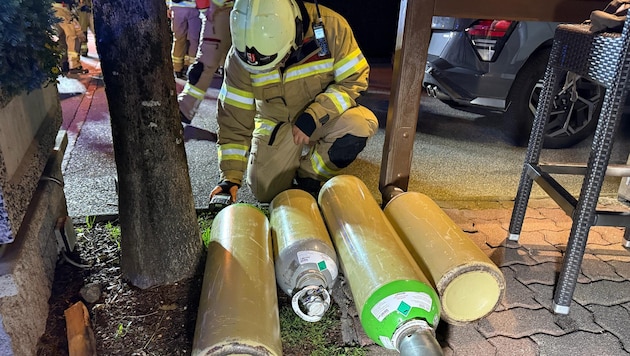 Die Feuerwehr kontrollierte die Gasflaschen und konnte schließlich Entwarnung geben.