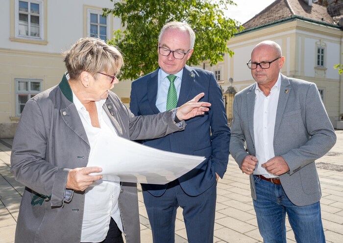Stadtchefin Karin Baier mit Umweltlandesrat Stephan Pernkopf (M.) beim Lokalaugenschein auf dem ...
