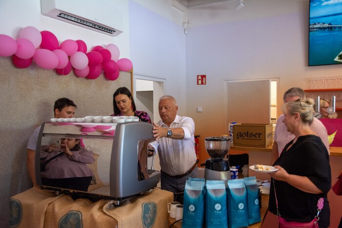 An der Kaffeemaschine: David Rimpfl (li.), Astrid Eisenkopf und Gerald Handig.