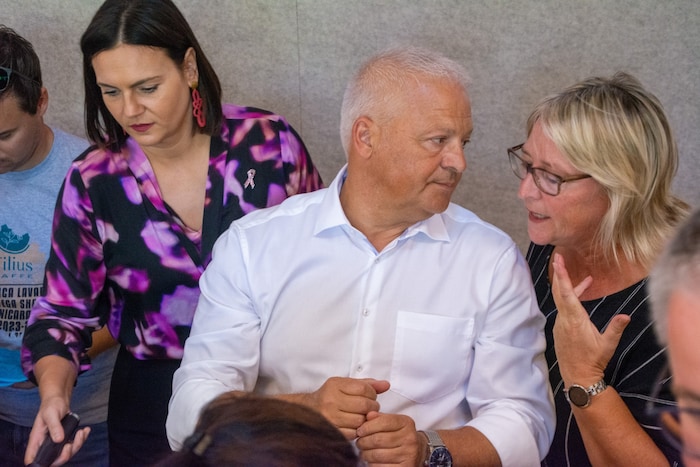 Viel zu tun an der Kaffeemaschine: Landtagspräsidentin Astrid Eisenkopf, Gerald Handig und die ...