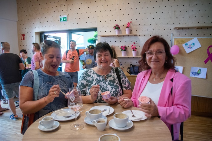 FPÖ-Damen mit rosa Eis: Edith Stampfl (Mitte) und Landtagsabgeordnete Michaela Brandlhofer.
