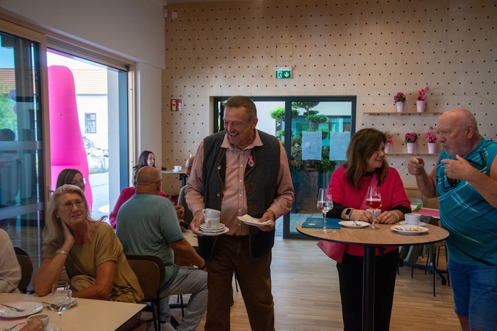 Der Potzneusiedler Bürgermeister beim Abräumen der Tische.