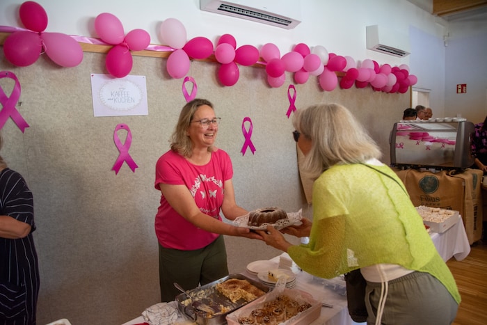 Die Apetloner Bürgermeisterin Silvia Pitzl (SPÖ) übernimmt einen Kuchen.