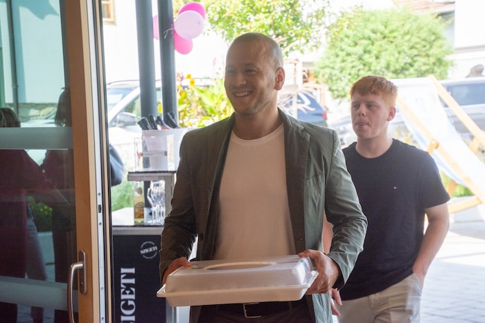 Nationalrat Maximilian Köllner mit seiner Kuchenspende für die Veranstaltung.