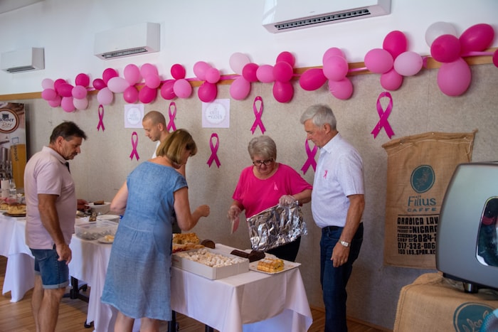 Weidens Bürgermeister Heinrich Hareter (SPÖ) und seine Frau halfen den Gästen bei der ...