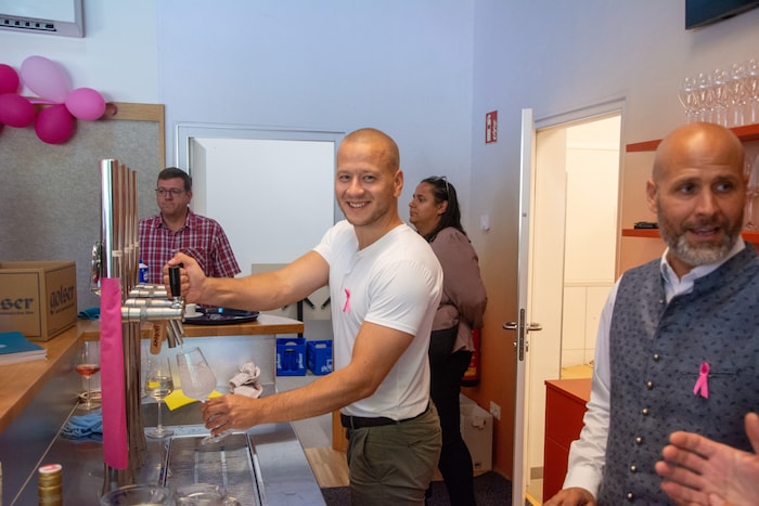 Maximilian Köllner am Zapfhahn.