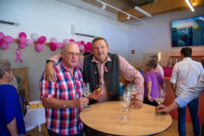 Der Golser Vize-Bürgermeister a.D. Hans Hackstock mit dem Potzneusiedler Gemeindeoberhaupt Franz ...