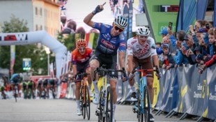 Der Linzer Michael Gogl (l.) ist zurück im Renngeschehen und leistete zuvor Erste Hilfe.