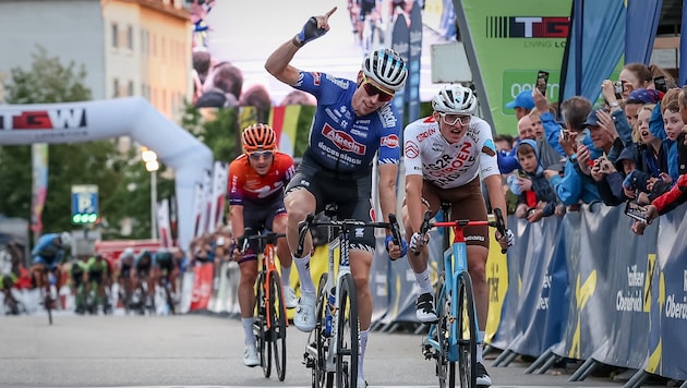 Der Linzer Michael Gogl (l.) ist zurück im Renngeschehen und leistete zuvor Erste Hilfe.