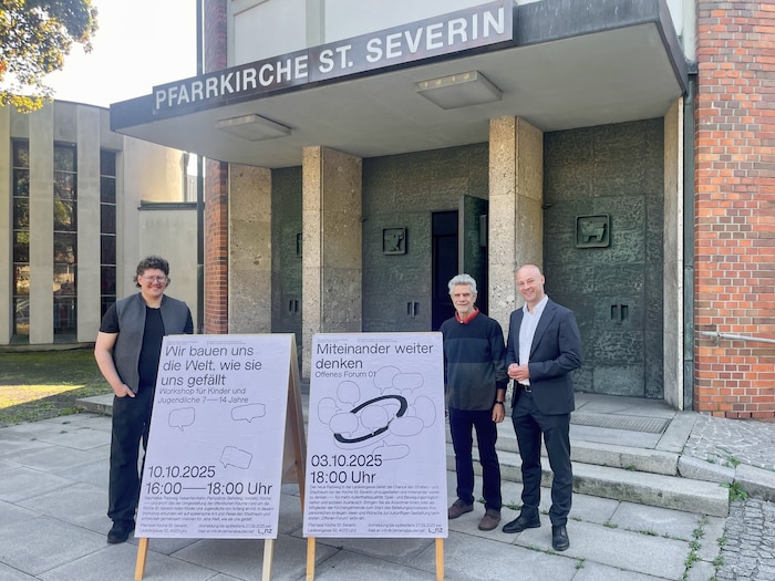 Martin Hajart (re.) lädt mit Architekt Clemens Bauder (li.) und Seelsorger Helmut Wagner zum ...