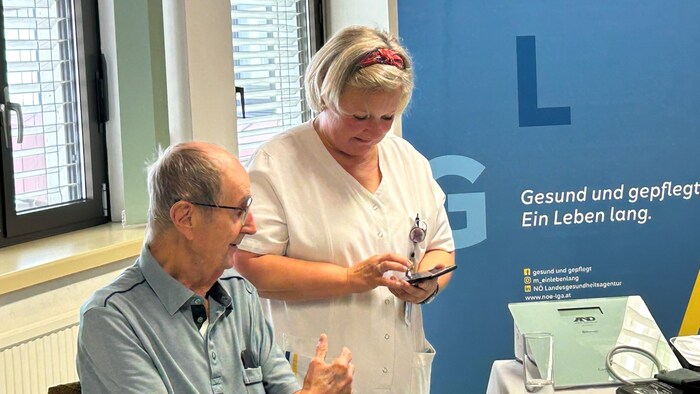 Patient Karl Grandl mit Herzinsuffizienzberaterin DGKP Ulrike Materna. Via App ist sie täglich ...